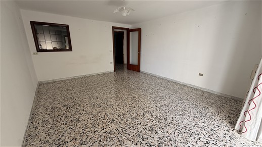 Appartamento Al Piano Ammezzato Di 2 Vani Oltre Accessori. Doppia Esposizione.